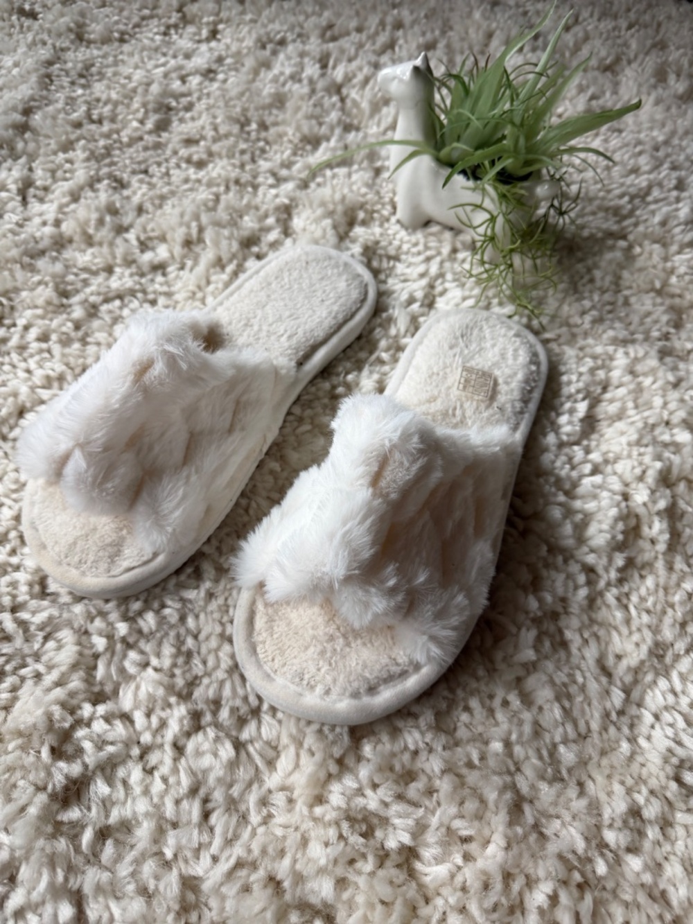 Soft cream faux-fur slide Plush Cream Faux-Fur Slide Slippers — Women's Slip-On - Picture 4 of 6